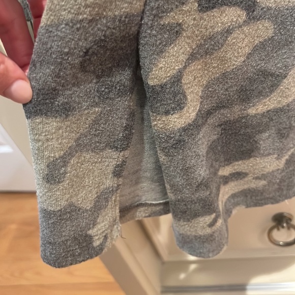 Womens size Large 143 Story by Line Up Camo long sleeve shirt with arm slits - Picture 7 of 8